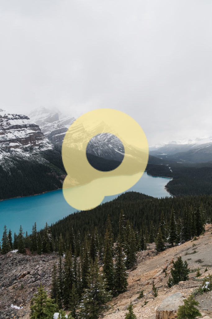 Широкоугольный снимок прозрачного замерзшего озера, окруженного горным пейзажем