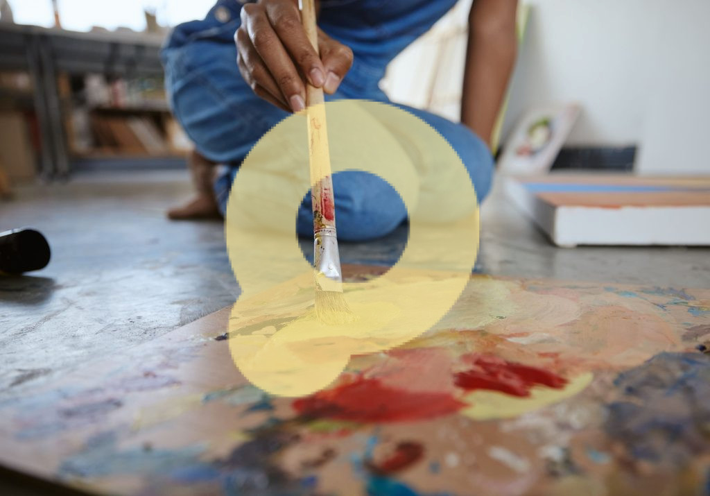 Женщина-художник рисует кистью