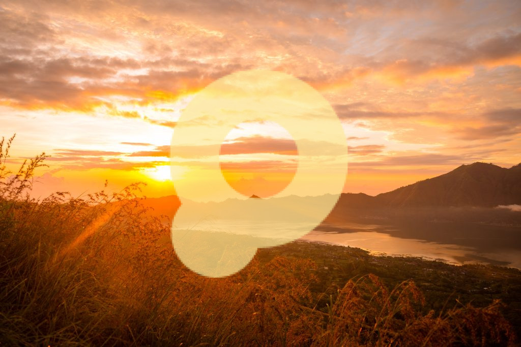 Прекрасный восход солнца над озером