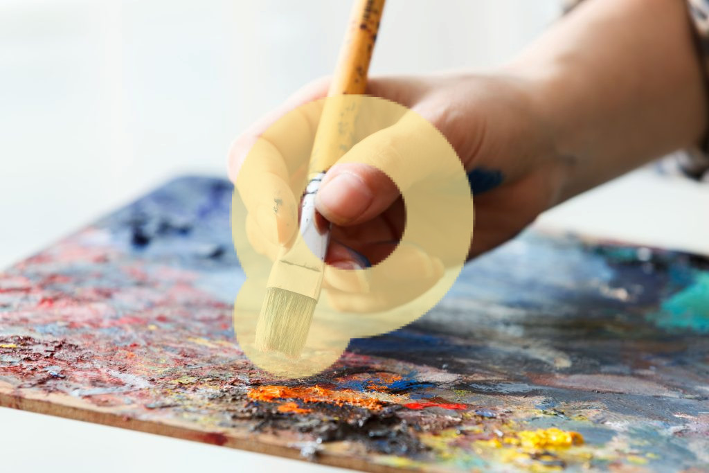 Художник рисует масляной кистью