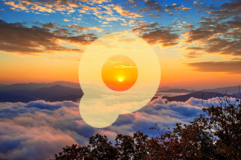 Горы Сораксан окутаны утренним туманом и восходом солнца