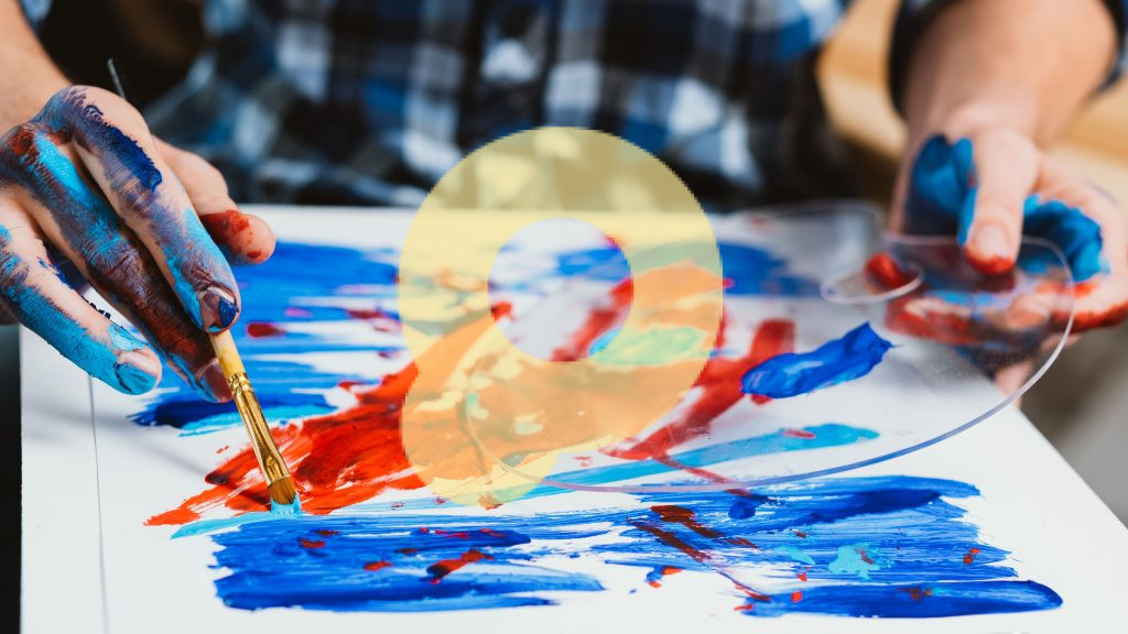 Художник рисует руками человека, создающего произведения искусства