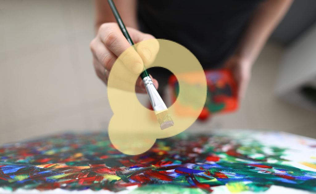 Держащий кисть для рисования