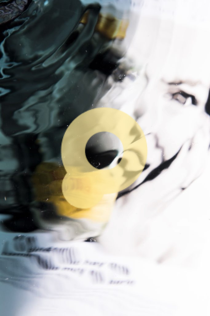 Абстрактное лицо женщины с водяными волнами