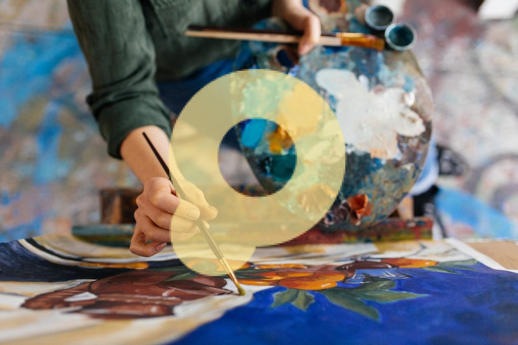 Привлекательная женщина рисует руками