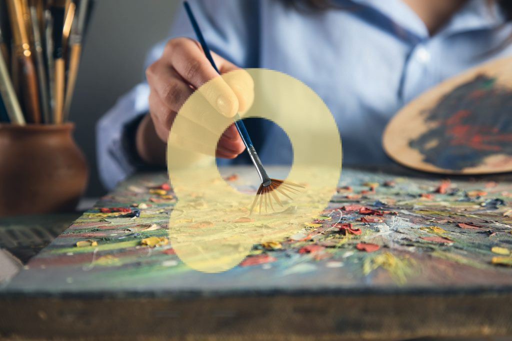 Художник рисует кистью своей руки